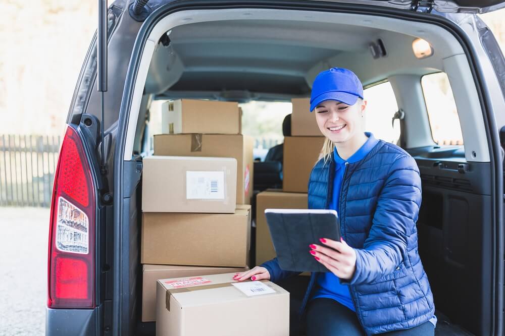 delivery-girl-smiling-and-hold-tablet